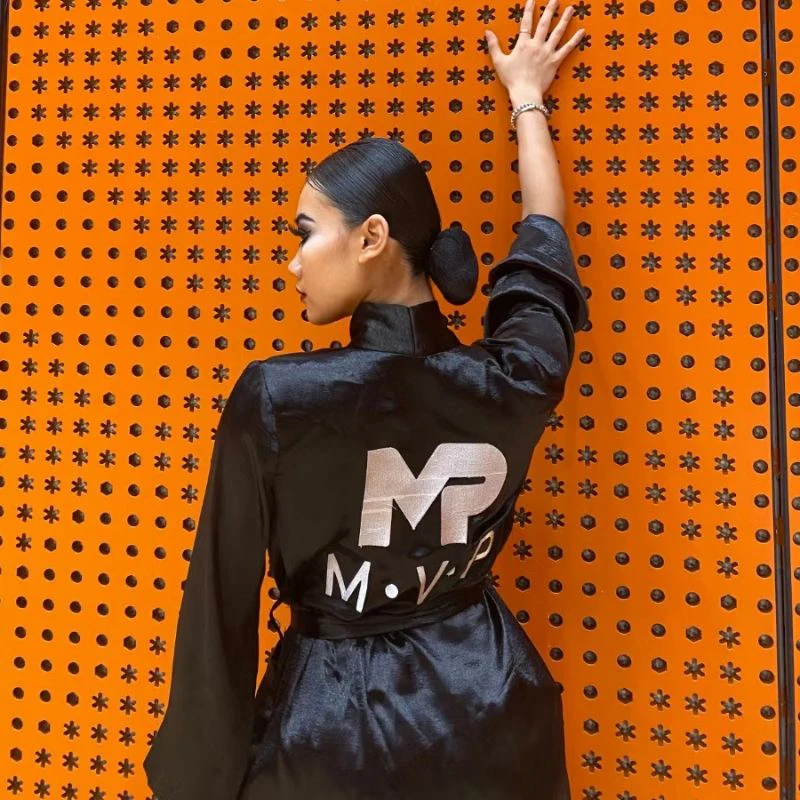 2025 Abrigo largo de competición de baile latino para mujer, bata de satén negro, ropa de baile latino para adultos, ropa de carrera de bailarina profesional DNV25739