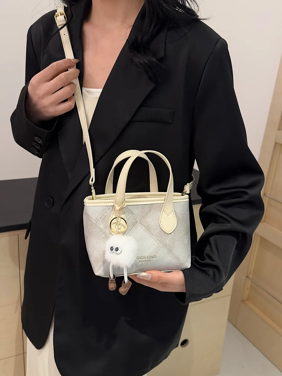 Torebka typu bucket bag na zimę 2025 - minimalistyczna damska torba na ramię, wielofunkcyjna torba do noszenia na skos i do ręki.