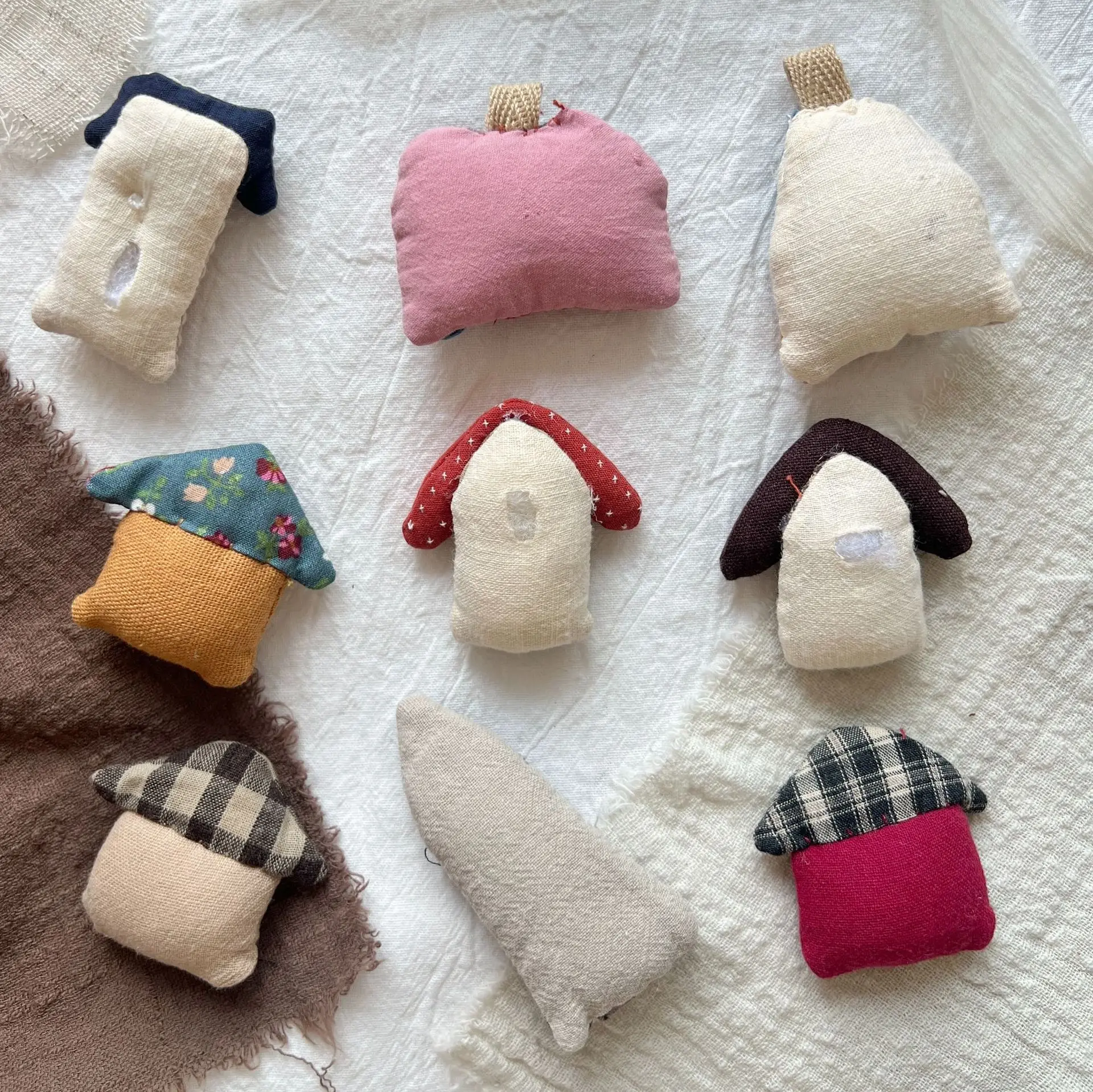 Premium Fabric Brooch Korean Cute Cotton Filled Cartoon House for Hair Pin DIY Clothing Accessory Durable Craft Material