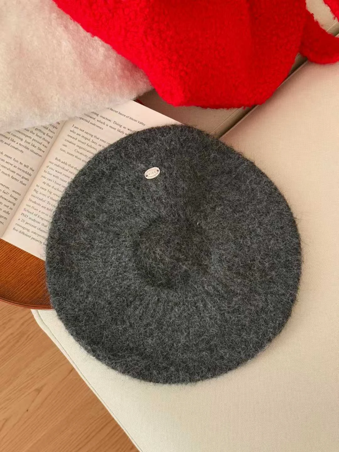 قبعة بيريه نسائية محبوكة بلون سادة، قبعة رسام كلاسيكية مسطحة لأسلوب الخريف/الشتاء غير الرسمي