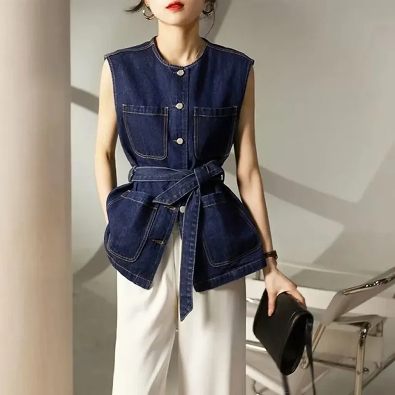 

Женский джинсовый жилет без рукавов с большими карманами и поясом для весны и осени