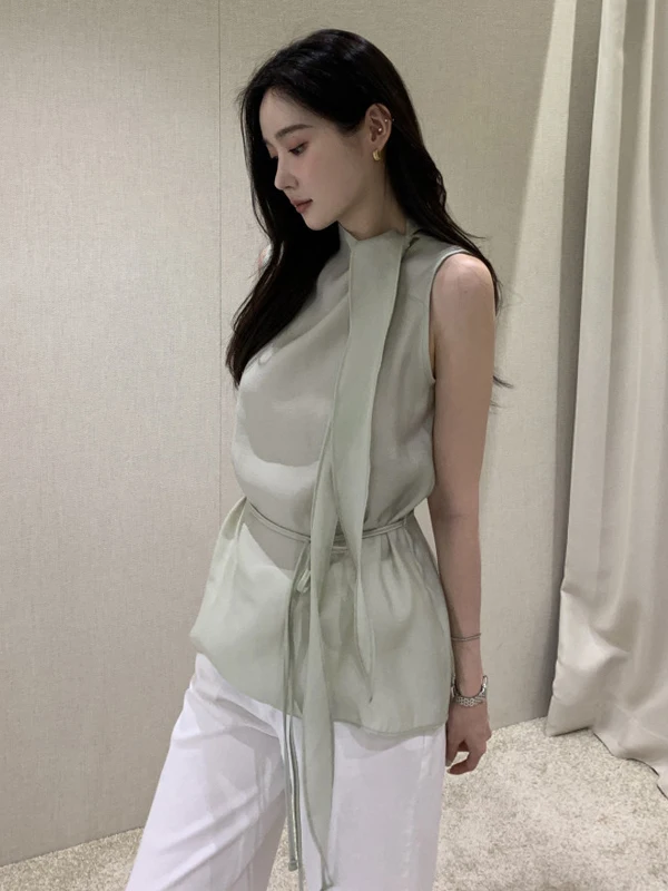 Damska letnia bluzka z wysokim kołnierzem, cienka, z paskiem, unikalna, z wygodnego, lekkiego materiału, idealna do pracy.