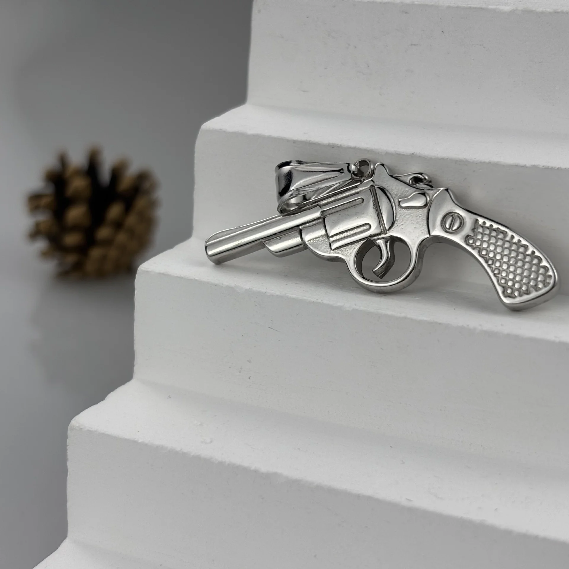 `Men Retro Revolver Shape Pendant Necklace 316L Stainless Steel Gold Plated Hip Hop Fashion Handgun Style Jewelry for Male`