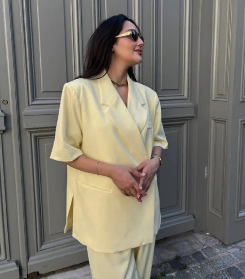 

Женский свободный блейзер-костюм: однотонный повседневный пиджак с отложным воротником на одной пуговице и шорты с высокой талией. Новинка 2026 года. Летне-осенний деловой комплект.