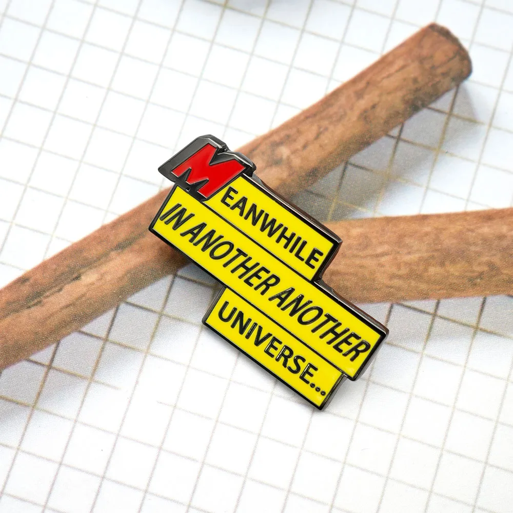 Inzwischen in einem anderen Universum Emaille-Pin Retro-Comic-Broschen Gelbe Beschriftungsbox-Abzeichen Lustiger Geek-Schmuck Geschenk – Detail 9