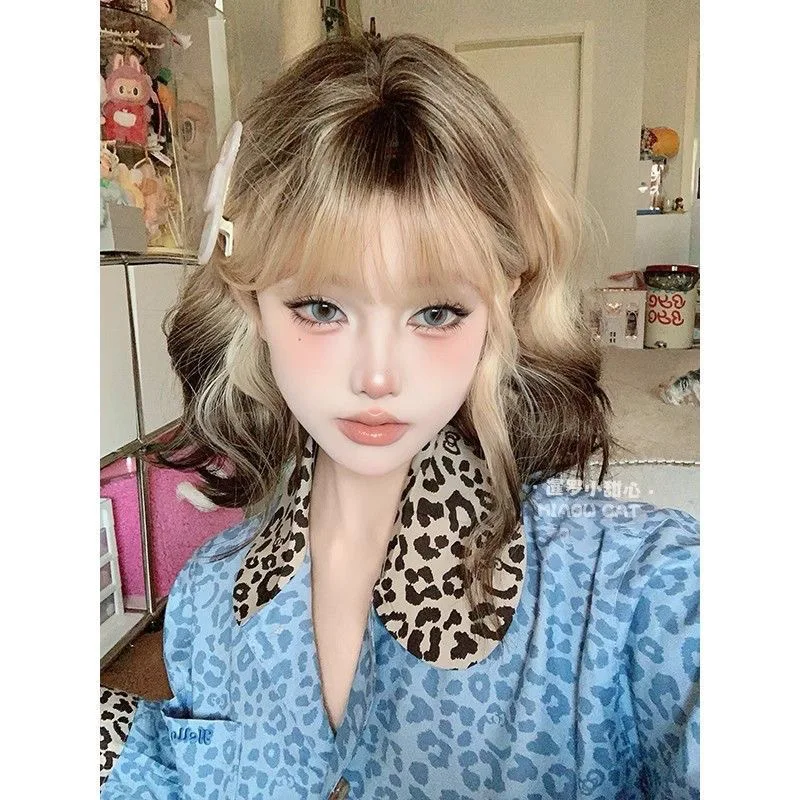 

Женские короткие кудрявые синтетические парики, кудри в стиле «шерсть», кудри в стиле «ленивые кудри», реалистичные и модные парики для женщин.