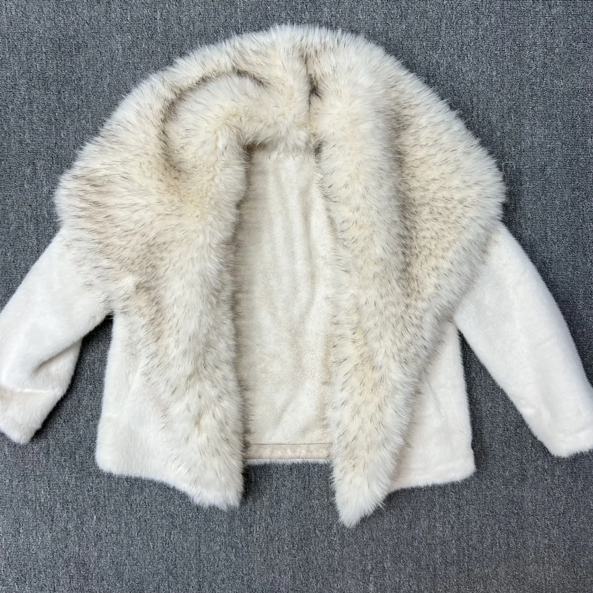 2025 Winter New Faux Fox Fur Collar Short Fashion Casual Thickened Sheepskin Integrated Warm Stylish Faux Fur Coat Women