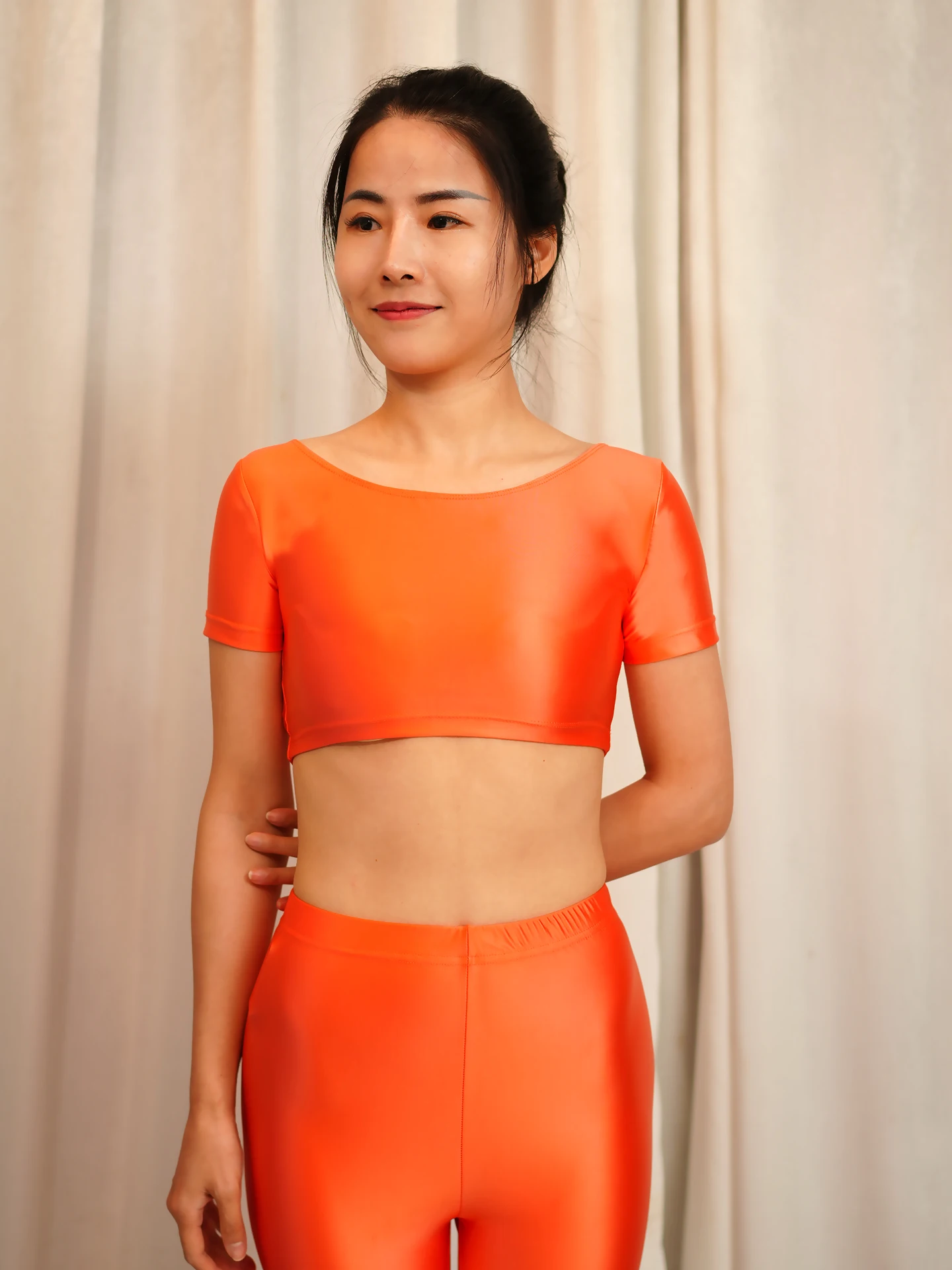 

Растягивающийся, глянцевый и гладкий базовый слой, женский укороченный топ для йоги с короткими рукавами и открытым вырезом