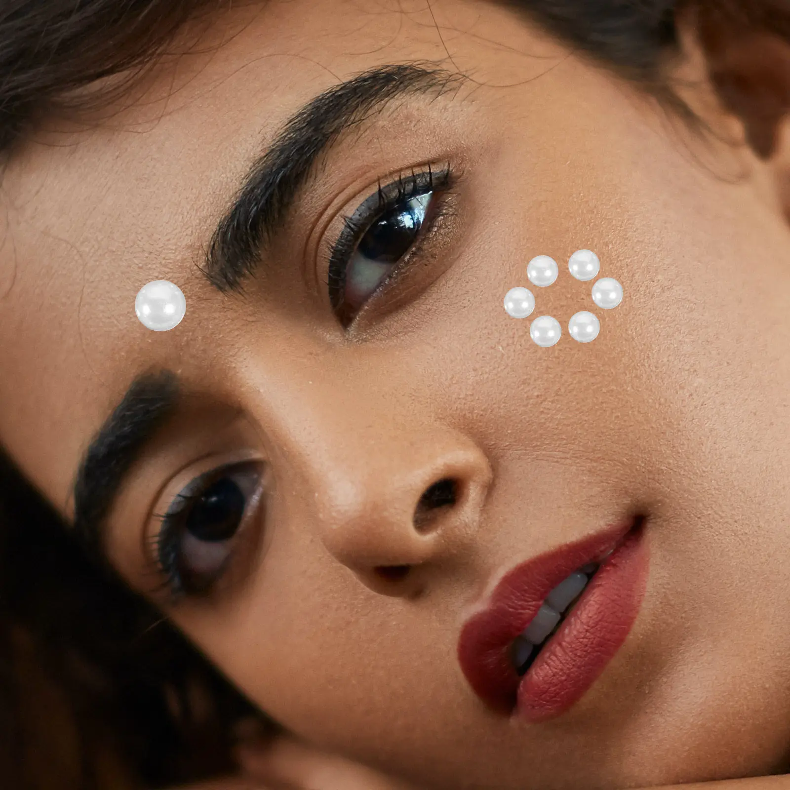 4 أوراق من ملصقات اللؤلؤ للوجه، أحجار الراين اللاصقة لتزيين المكياج والحواجب وفن الأظافر، إكسسوارات للهواتف، زينة براقة للحرف اليدوية