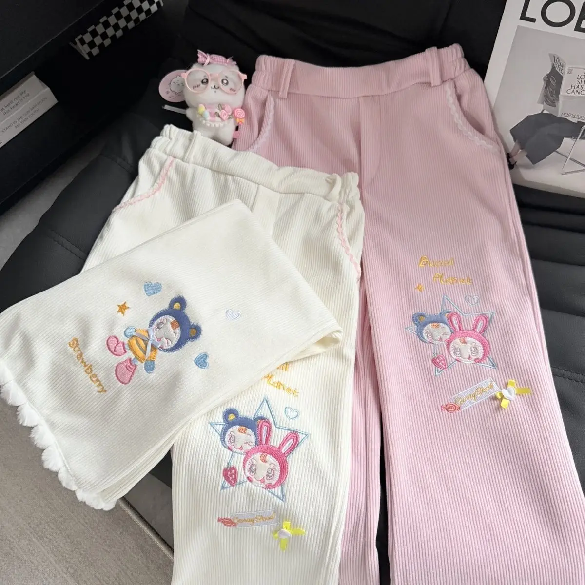 Japanische Cartoon-Motiv Kaninchen-Stickerei Jojifuku Lässige Weite Damenhose Winter Frühling Neue Cord-Futter Süße Mädchen Jogginghose