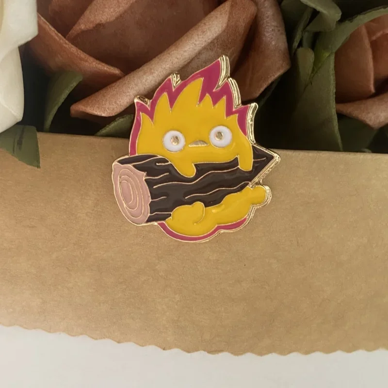 1pcs Cartoon Creative Little Flame Holding Firewood Shaped Brooch Trendy and Versatile Clothing Bag Decoration Lacquered Brooch