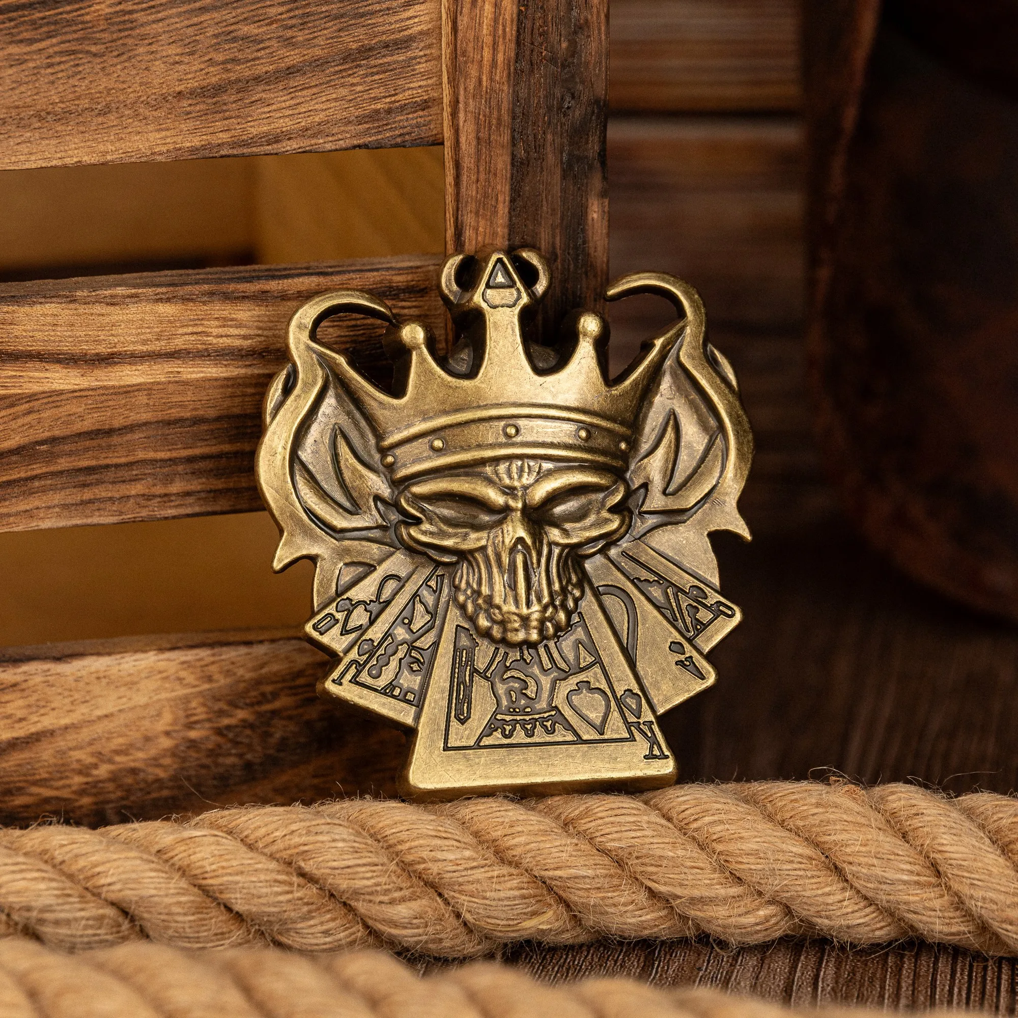 Gesper Seri Tengkorak Mahkota Bajak Laut Pedang Ganda, gesper sabuk novel pria Barat yang unik dan serbaguna