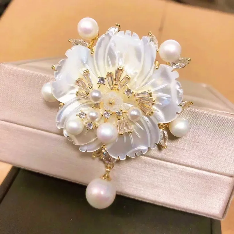 

Luxury Natural Shell Brooch Women Pearl Flower Breastpin Rhinestone Pins Weddings Corsage Party Office Accessories Jewelry Gifts