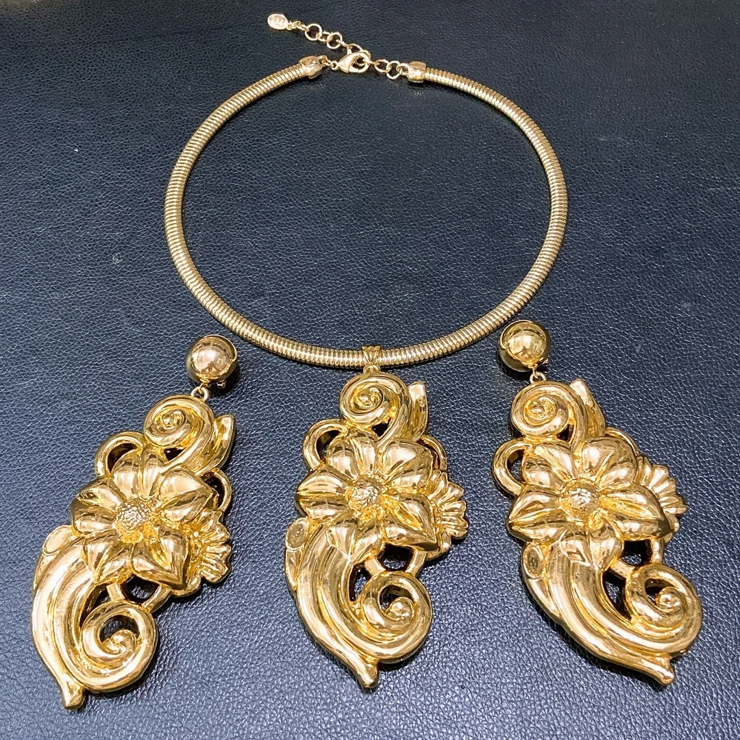 set-di-gioielli-oversize-placcati-oro-con-texture-audace-orecchini-a-goccia-traforati-e-collana-con-pendente-per-donna-ideale-per-feste-ed-eventi-serale