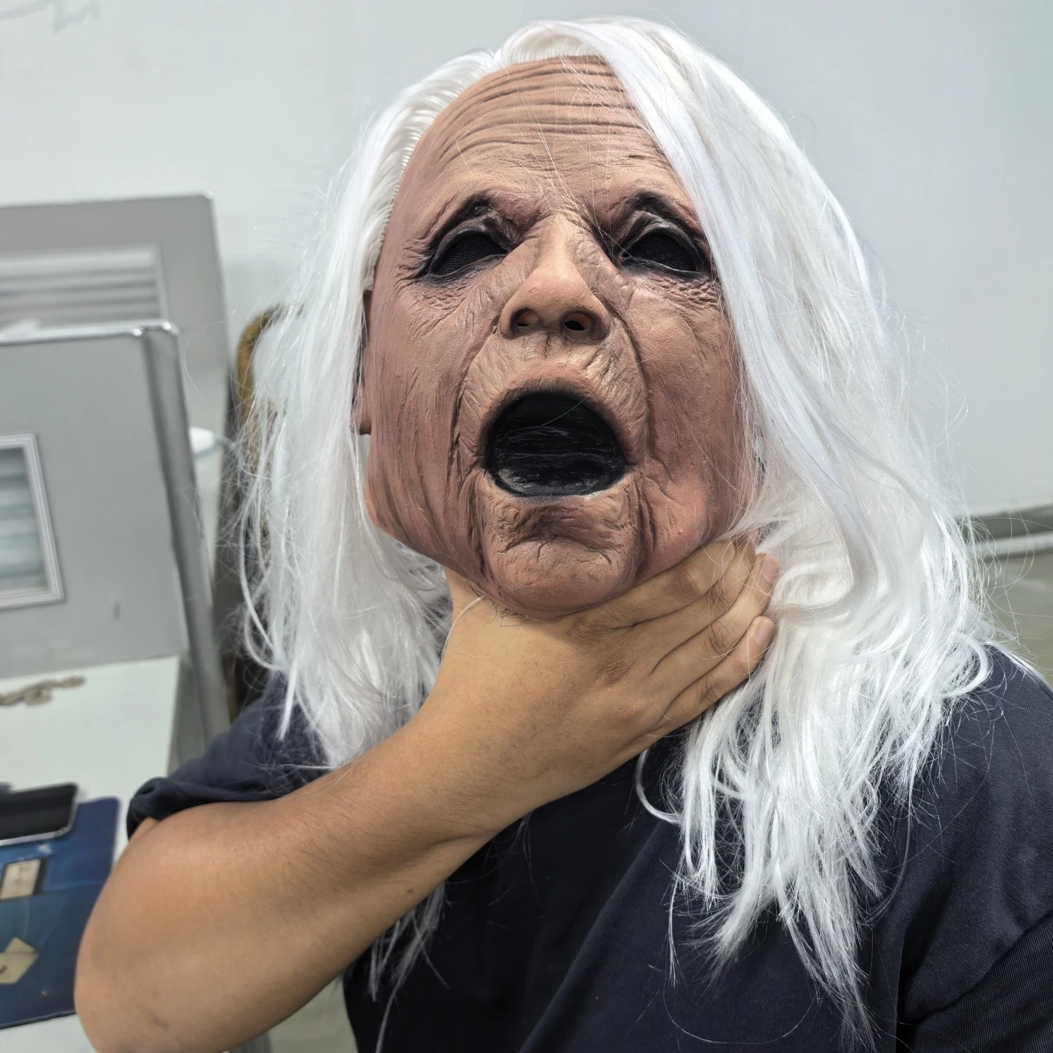 Masque de grand-mère hurlant en caoutchouc réaliste, tête complète, cheveux blancs, accessoire de fête pour vieille femme d'horreur