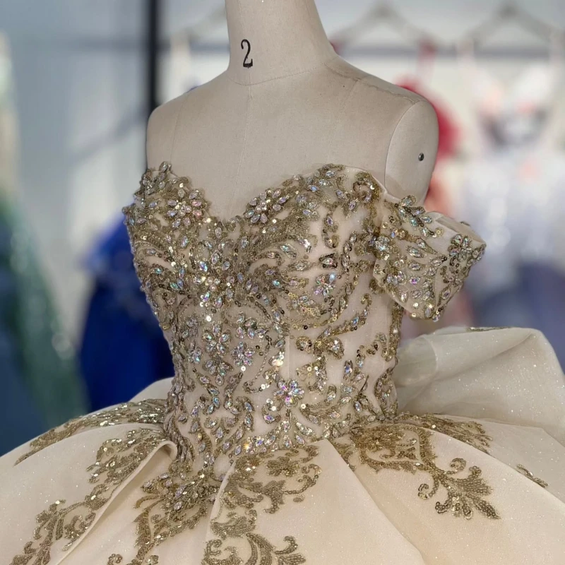 Champagne brillant Quinceanera robes hors de l'épaule or Applique dentelle perles cristal arc tulle fête anniversaire doux 16 robe