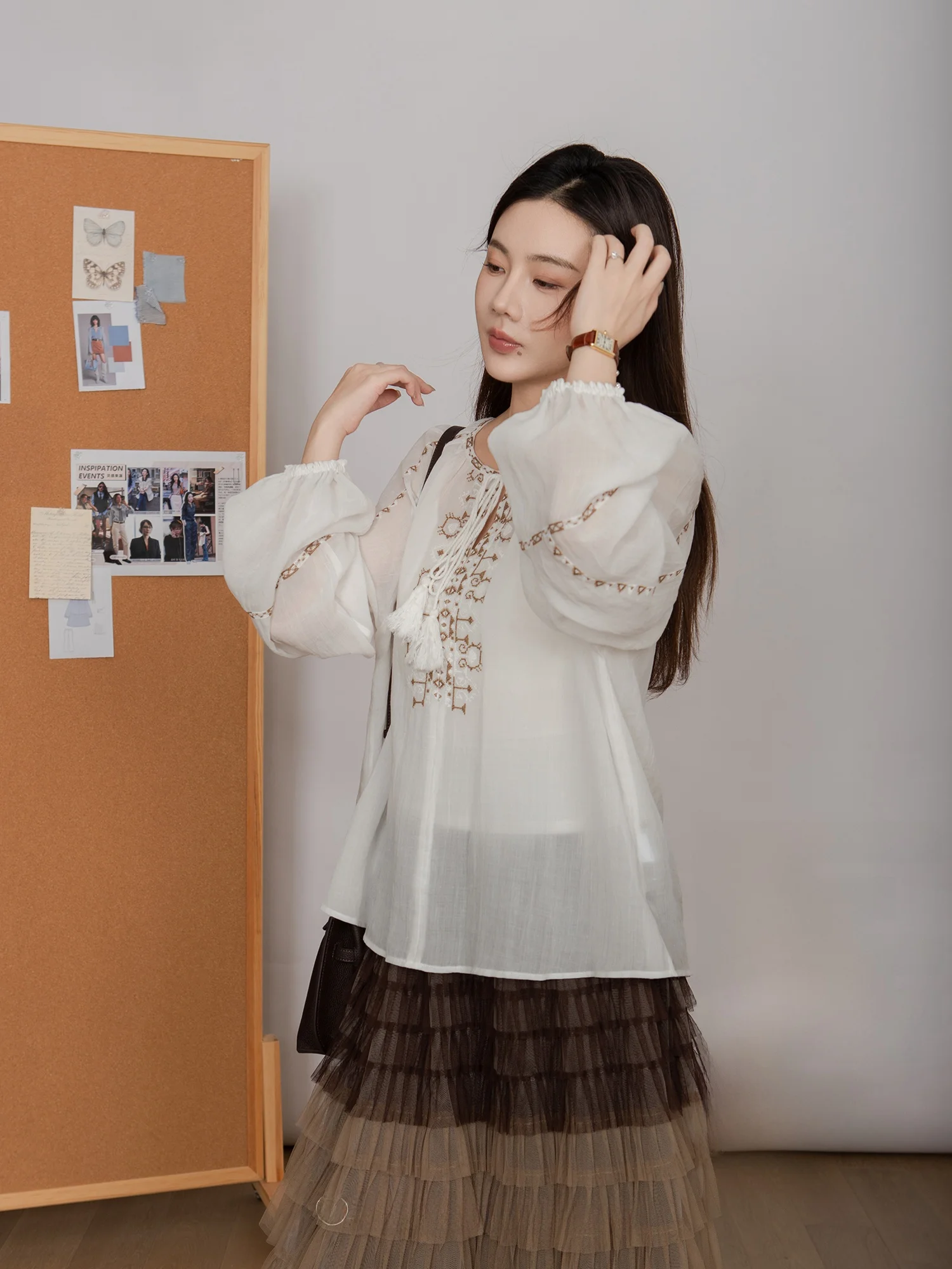 

Элегантная женская рубашка из вышитого шелка с тяжелой вышивкой хлопковой нитью, в джентльменском стиле, для повседневной носки, прямого кроя.