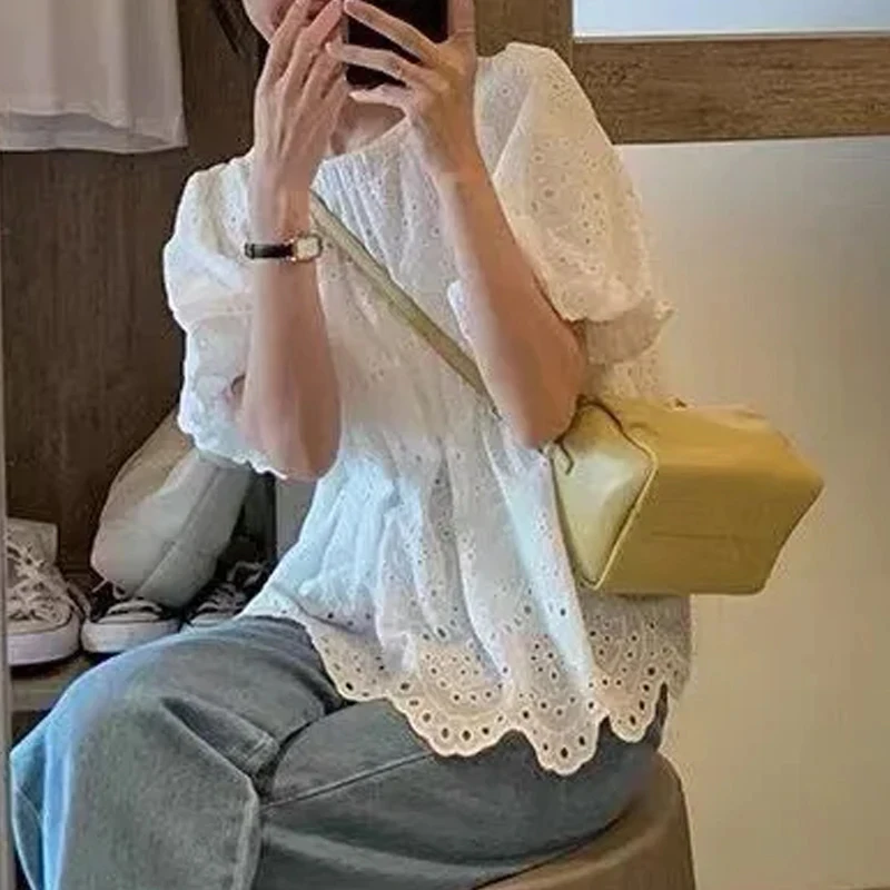 夏のフレンチスタイル刺繍入りホローアウトシャツ、新作ホワイトレースブラウス、レディースショートパフスリーブトップス、ラウンドカラー服