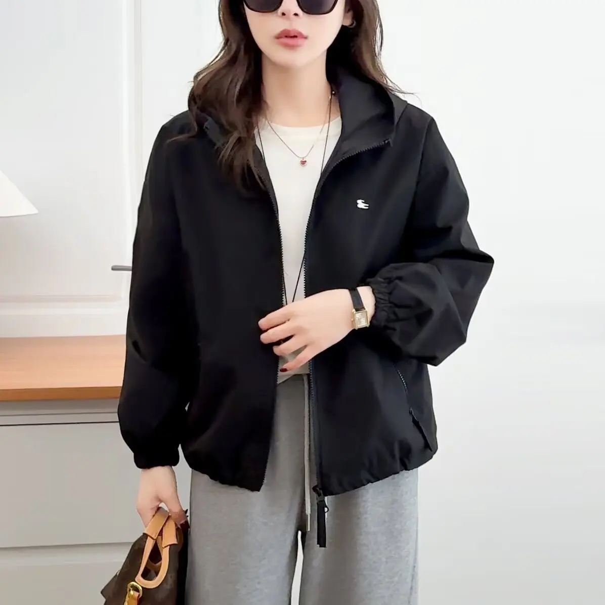 

Модная женская куртка XXXXL больших размеров на молнии, весна 2026, черная, с капюшоном, вышивкой, короткая, повседневная, 766