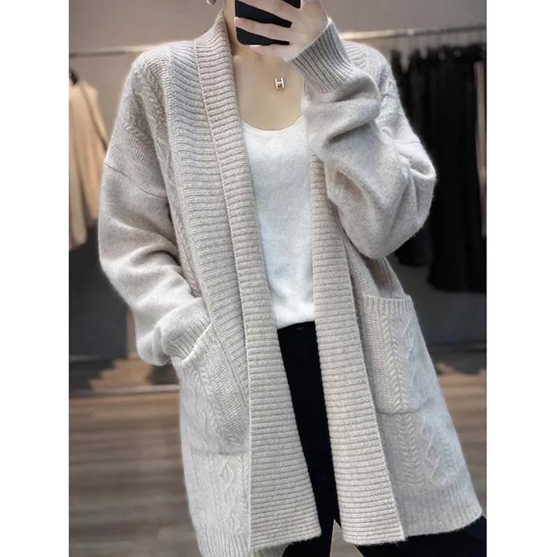 Sweater coat women's autumn and winter European goods new design sense niche lazy western-style casual loose knitted cardigan.