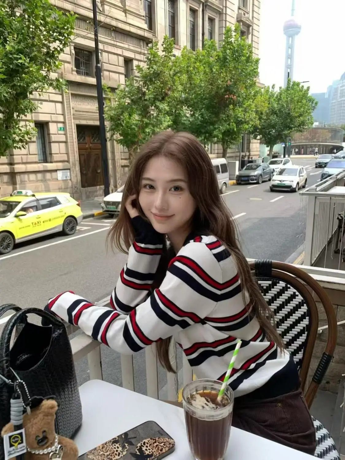 

Повседневная трикотажная одежда для девочек: универсальный полосатый узор, модный дизайн, удобный крой, средний вес, подходит для небольших размеров.