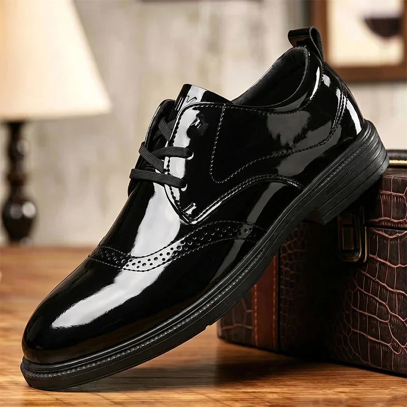 Herren Oxford-Schuhe aus schwarzem Lackleder, Schnürschuhe für formelle Anlässe, Hochzeiten, Partys, Büro, Herrenschuhe. – Detail 10