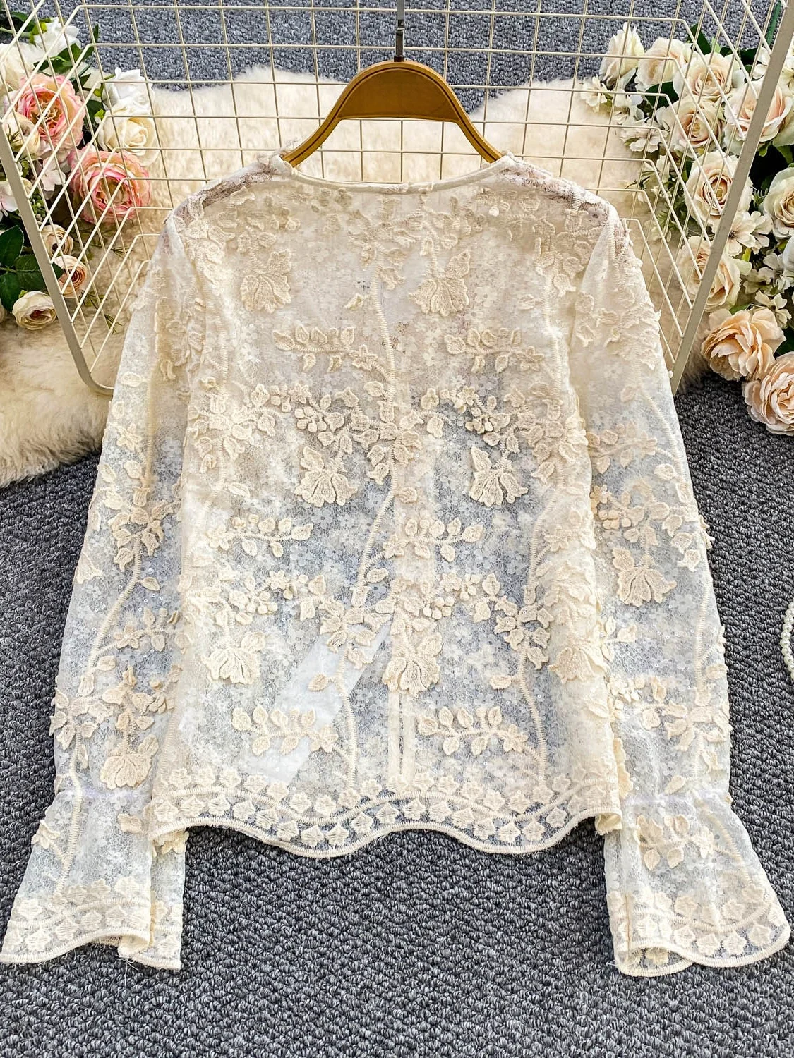 เสื้อคลุมกันแดดสำหรับผู้หญิง แต่งลูกไม้ปักลาย คอวี แขนระบายประดับเลื่อม งานปักหนักสไตล์เทพธิดา