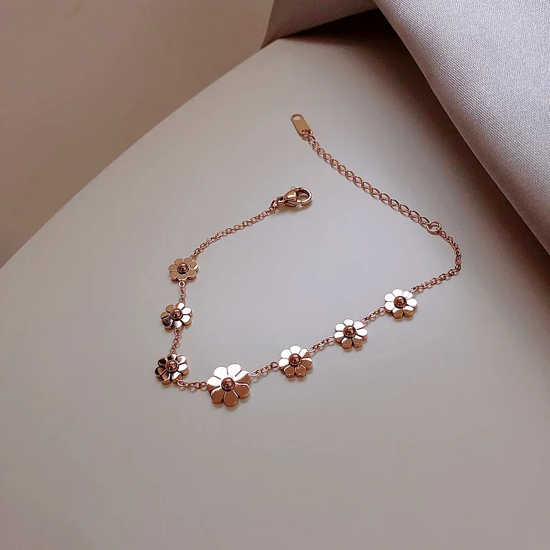 Korean new design fashion jewelry simple titanium steel small daisy bracelet elegant female student bracelet