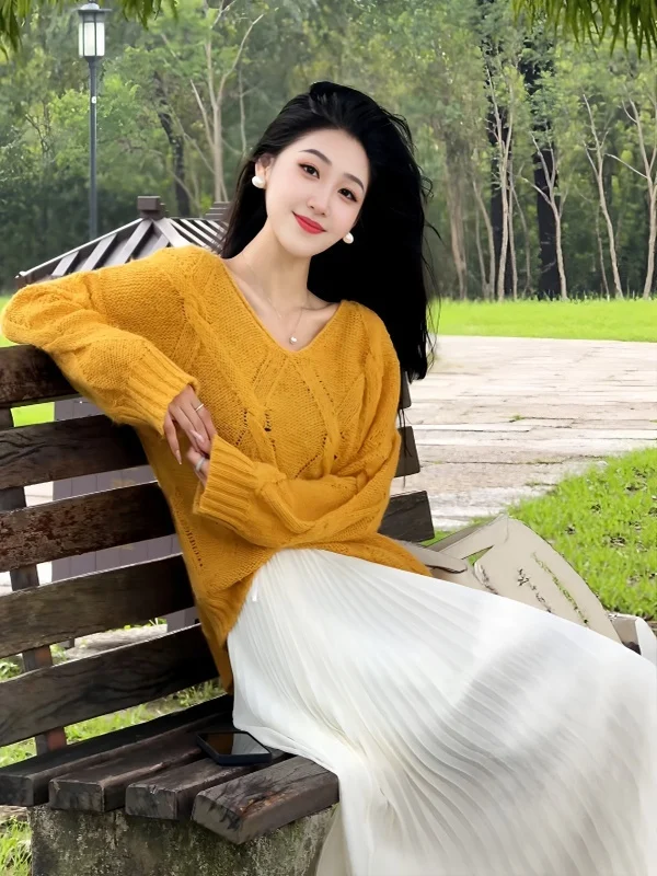 

Женский комплект больших размеров: вязаный топ с V-образным вырезом и юбка. Повседневный, модный, стройнящий. Весенняя коллекция. Дышащий, комфортный.