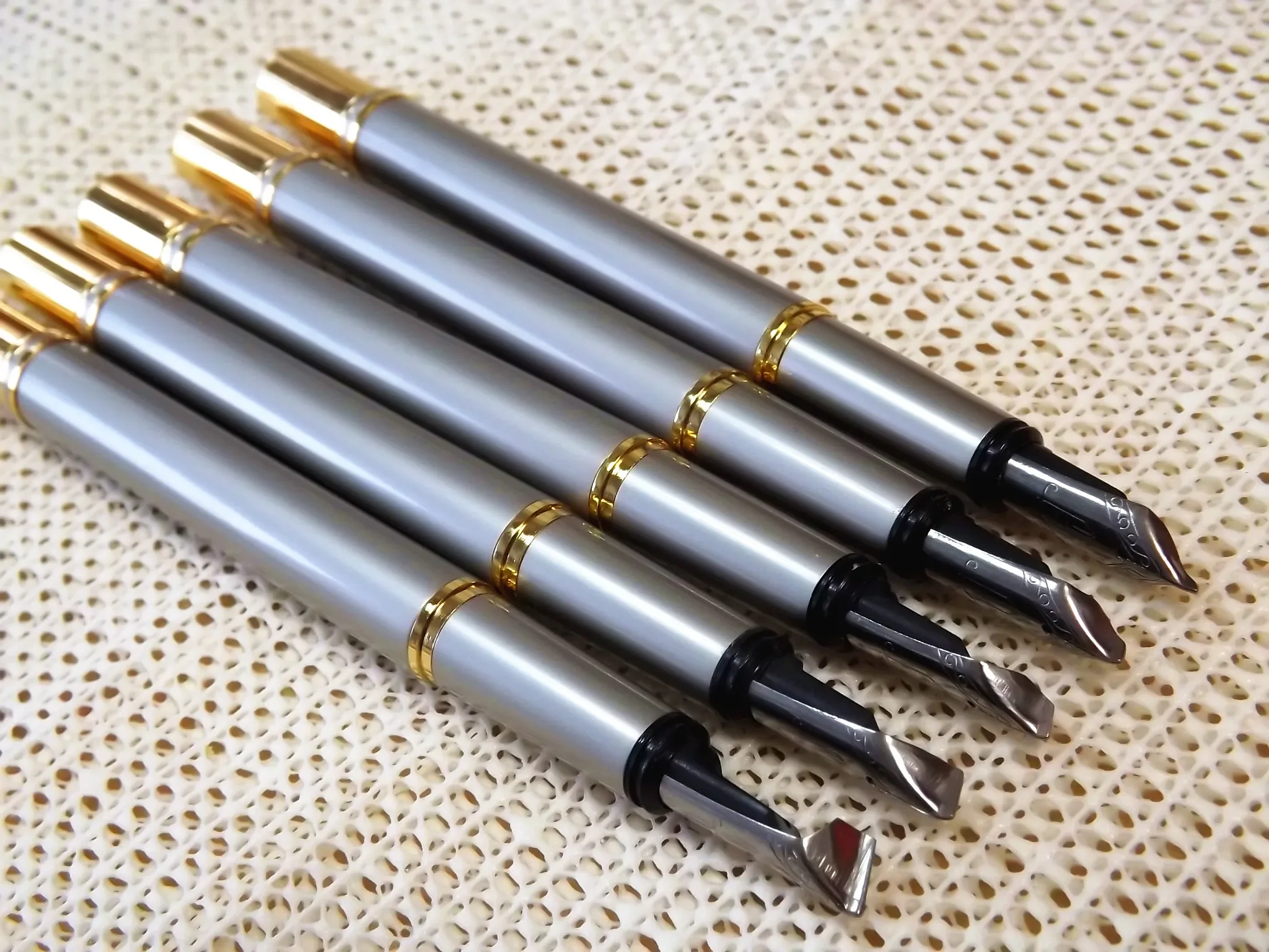 Venus 220 Arabic Calligraphy Fountain Pen - Professional 1.5mm Nib, Premium Craftsmanship for Arabic Script, Ideal for Beginners