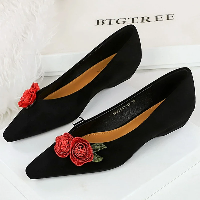 

Большой размер 43. Туфли на низком каблуке. Женские туфли на танкетке 2,5 см. Удобные туфли на низком каблуке. Замшевые женские туфли с цветком. Женские туфли-лодочки в стиле ретро 2026