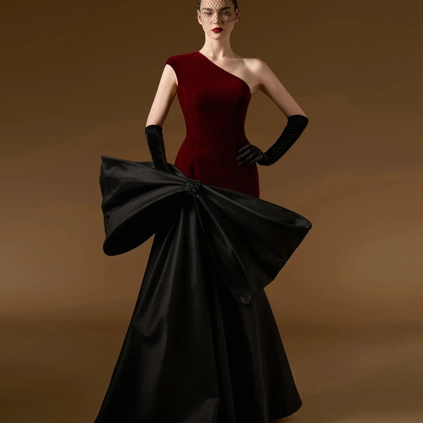 

Hot Selling Velvet One Shoulder Prom Dress with Oversized Bow, Red & Black Color Block, Long Satin Skirt, Luxury Evening Gown