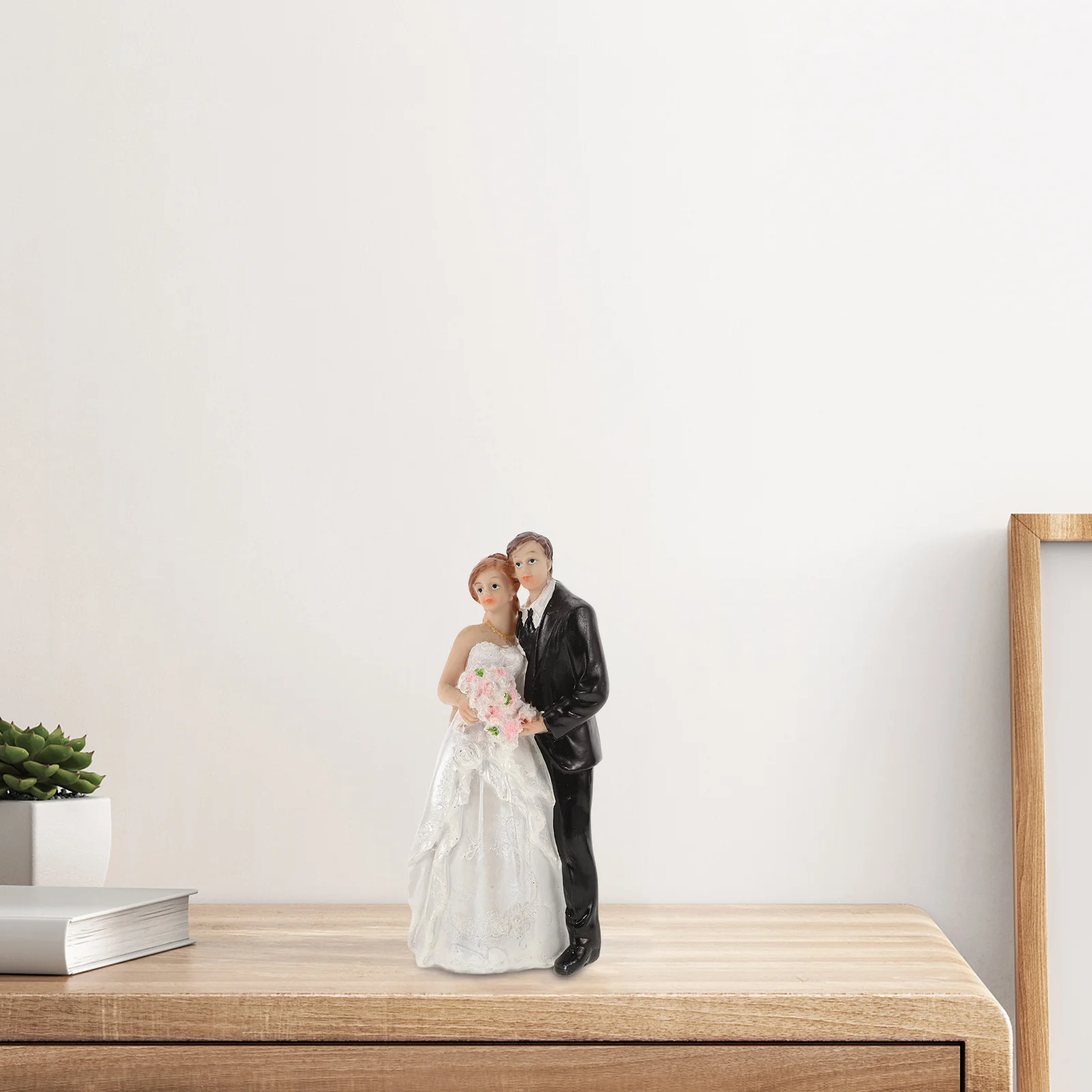 

Intricate Resin Bride Groom Cake Topper Elegant Wedding Decor Unique Design Versatile Use Cake Accessory Romantic Style