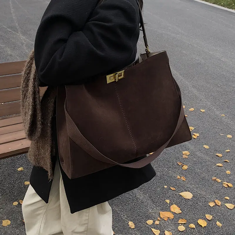 

Premium Sense Retro Matte Locomotive Bag Women's New Large-capacity Commuter Shoulder Underarm Bag Portable Tote Bag Personality