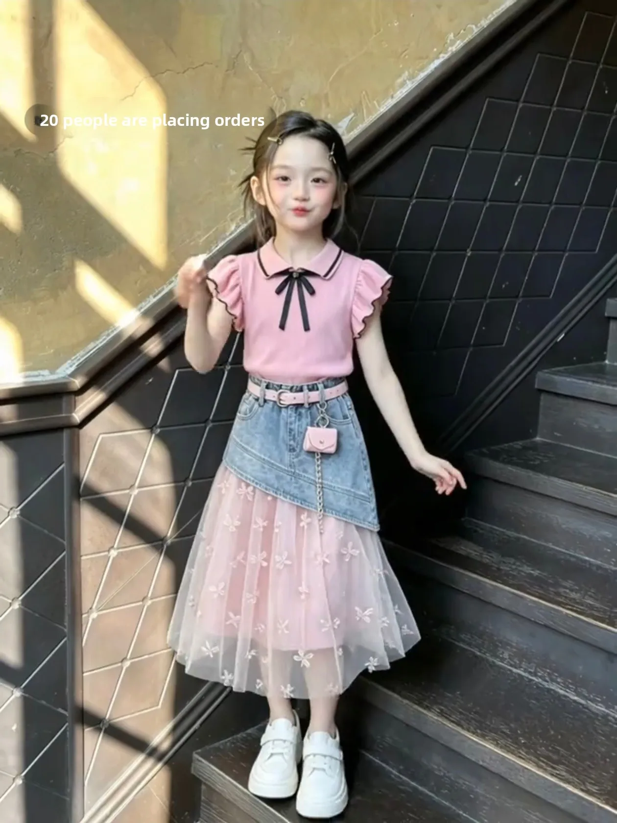 completo-due-pezzi-stile-principessa-con-top-rosa-con-dettagli-a-fiocco-e-gonna-in-denim-a-vita-alta-a-trapezio-per-ragazze-outfit-estivo-dolce