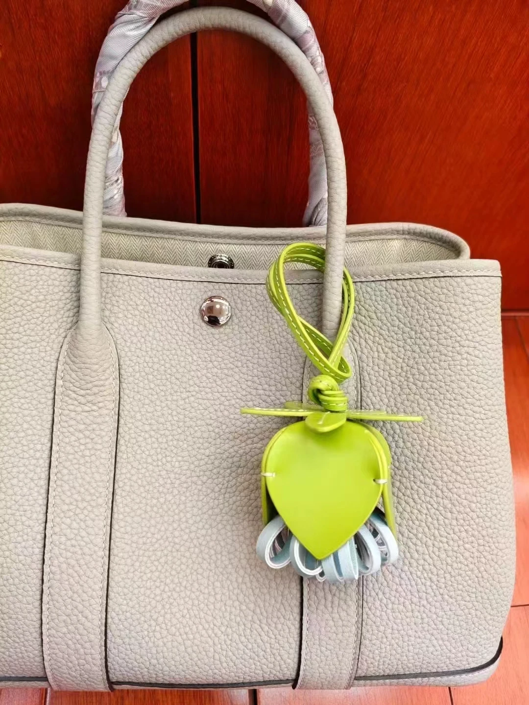 

Красивая кожаная кисточка с цветочным принтом, подвесная сумка, украшение для сумки, рюкзака, автомобильный кошелек, брелок для ключей, 3 цвета