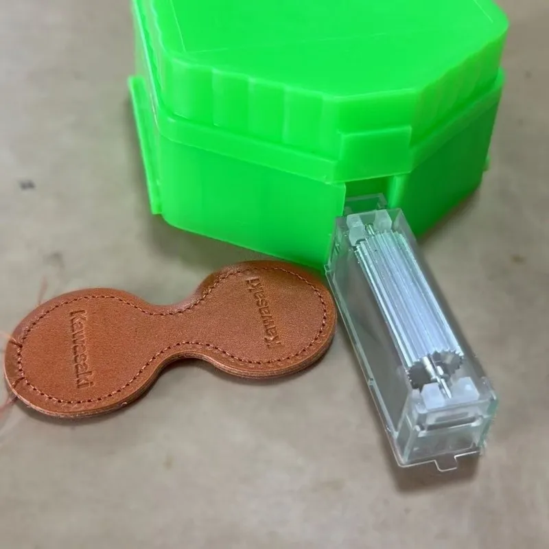 

Fan Shape Oil Edge Box Leather Edge Dye Oil Box Small Size Can Be Applied to Irregular Bends DIY Handmade Leather Craft Tools