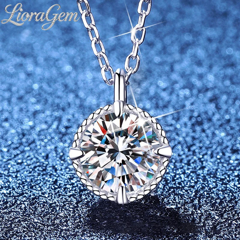 

LioraGem Platinum PT950 1-carat Daisy Moissanite Pendant Necklace, Simple and Versatile Four-Prong Bezel Moissanite Necklace