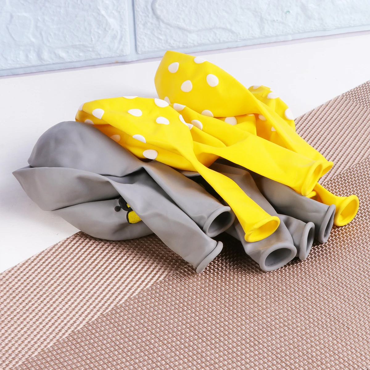 

10pcs 12 Inches Bee Balloons Set Latex Balloons Party Decoration Supplies Birthday Party Favors Bedroom Wall Outdoor Yellow