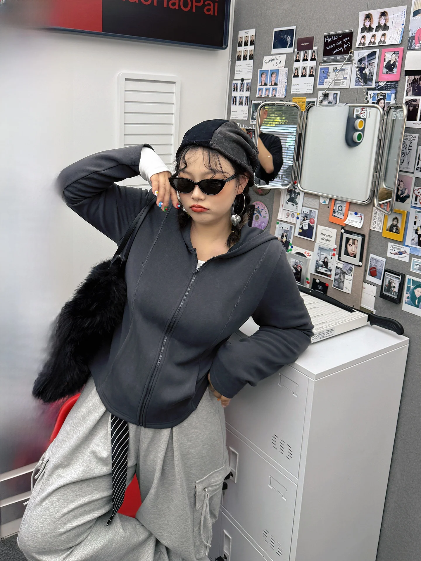 

Комплект для йоги больших размеров: свитшот и повседневные брюки из шелковистого протеинового материала с воздушной прослойкой. Новая осенняя коллекция для полных женщин.