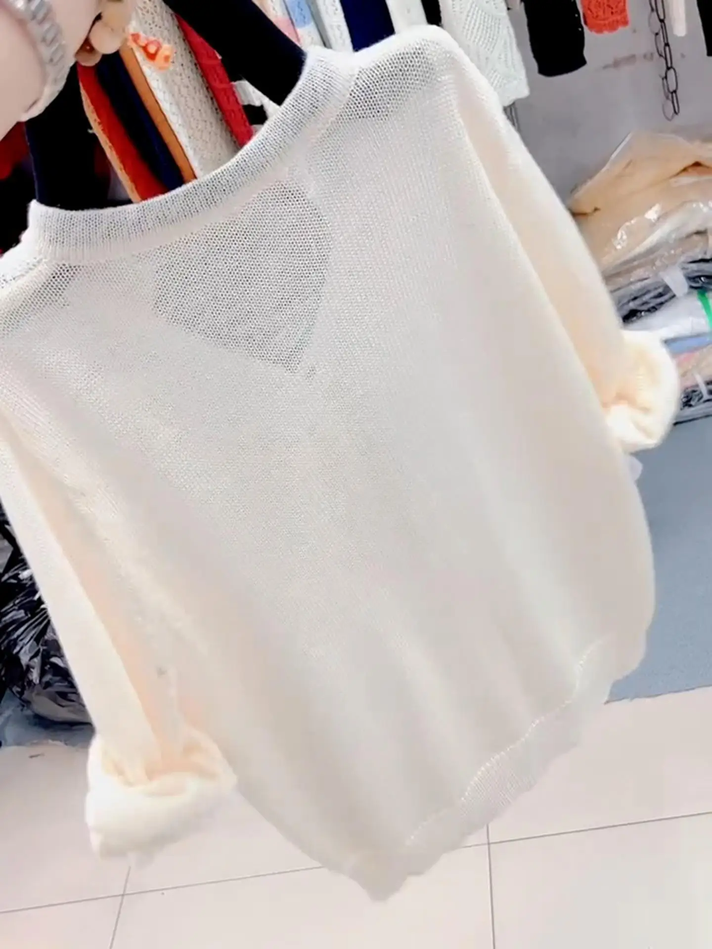 Luźny, swobodny, biały sweter z dzianiny z dekoltem w serek, długi rękaw, modny, uniwersalny, wiosenno-jesienny, odzież damska, odmładzający, styl koreański.