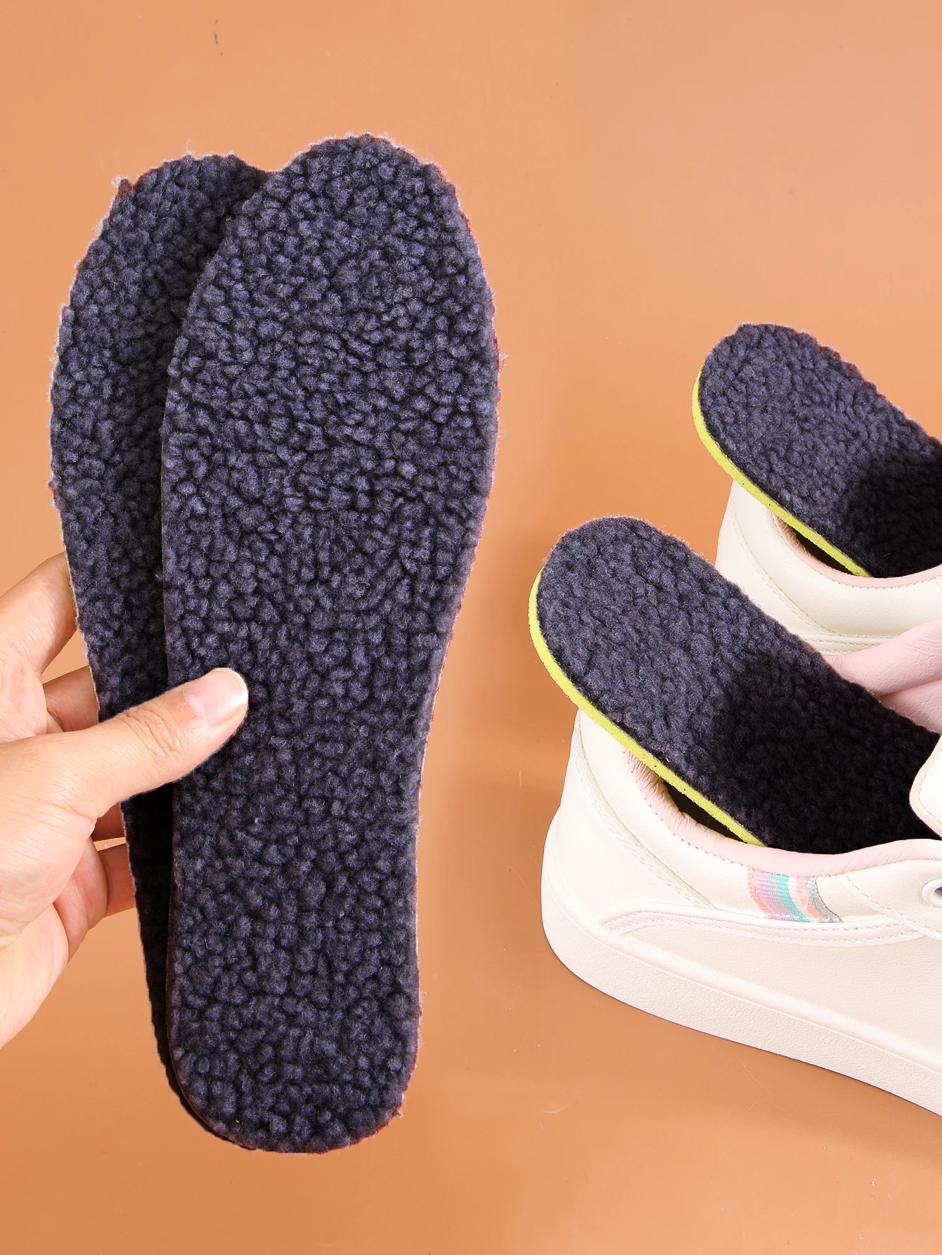 แผ่นรองรองเท้ากำมะหยี่ขนแกะ3คู่เพื่อความอบอุ่นและป้องกันเท้าในฤดูหนาวผู้ชายและผู้หญิงเพิ่มตุ๊กตาเพื่อดูดซับเหงื่อและการระบายอากาศ