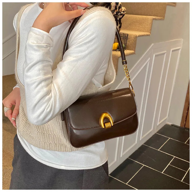 

2026 New Niche Solid Color Design Trendy Rivet Bag Retro Shoulder Messenger Bag Contrasting Handbag