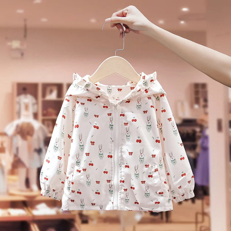 春秋の薄手のアウターウェアカジュアルファッショナブルなフード付きトップス小さな女の子用子供服ベビー服幼児ジャケット