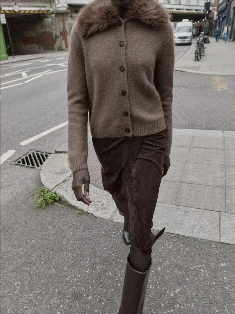 

European-style new women's fashionable and versatile solid color faux fur effect collared single-breasted knitted cardigan.