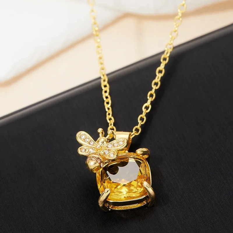 Luxurious Sparkling Square Bee Pendant Necklace Elegant Women Party Banquet Birthday Jewelry Romantic Valentine's Day Gift