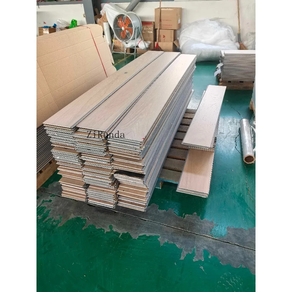 Индивидуальная версия пола SPC из цельного дерева, нескользящий внутренний водонепроницаемый и экологически чистый пол.