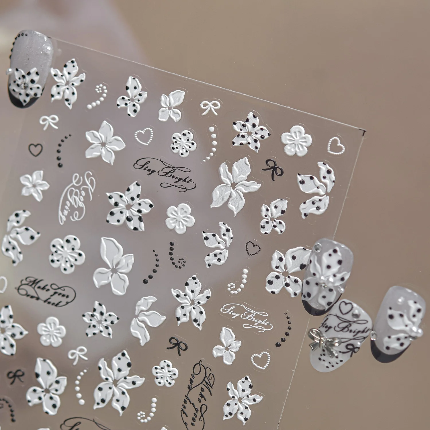 Minimalistische Blumen-Nagelaufkleber 5D Polka Dot Fünfblättrige Blume Strass-Blütenblatt Elegant Romantisch Luxuriös Selbstklebende Nagelsticker