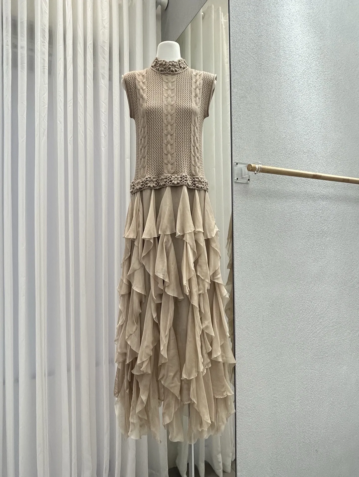 Vestido colete feminino bordado floral, malha, gola emendada, sem mangas, babados, em camadas, vintage, robe feminino