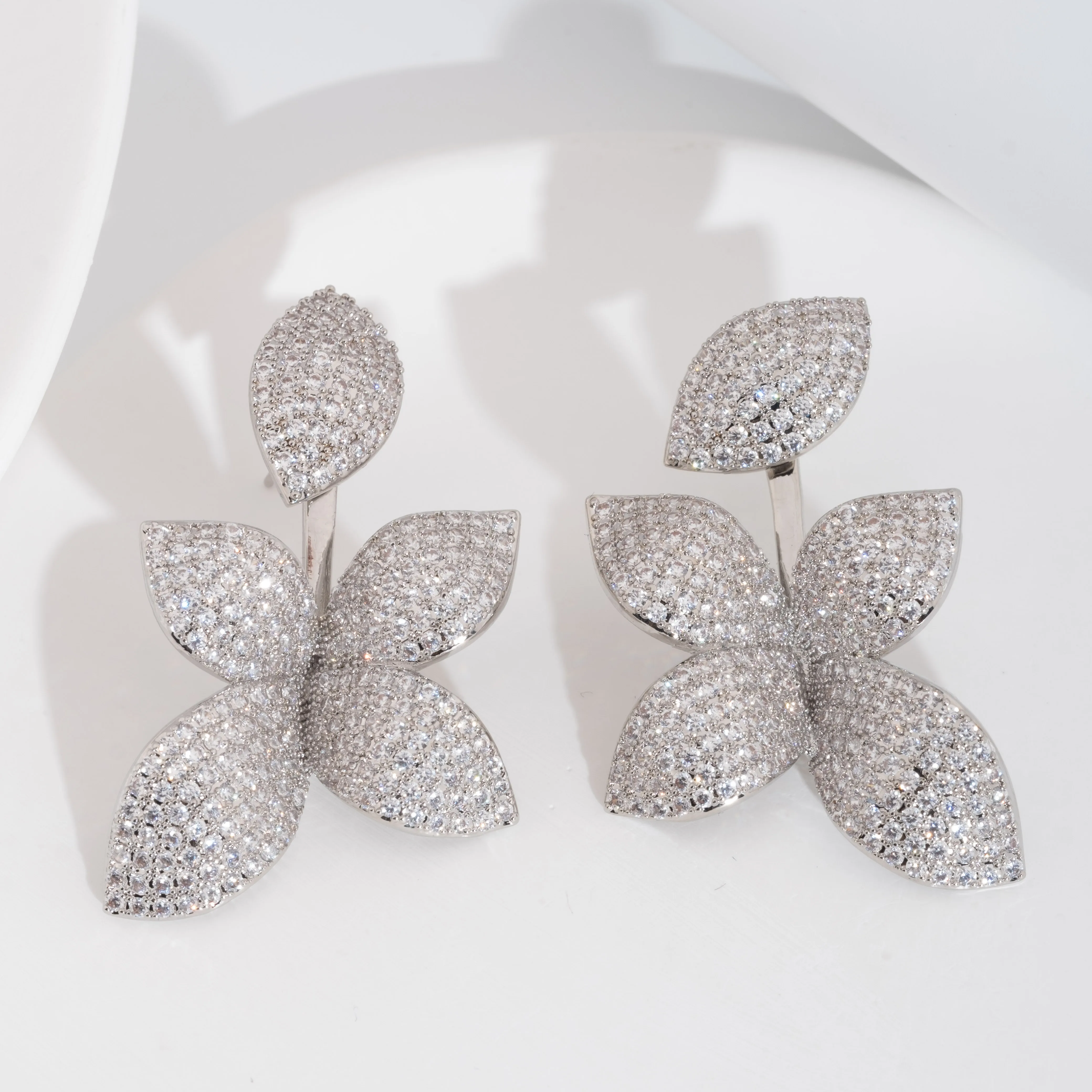 1 Pair of Elegant Earrings with Sparkling Cubic Zirconia Leaf Design, Suitable for Women to Wear at Parties and Banquets. Gift Box Not Included